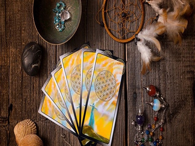 đặt câu hỏi khi bói bài Tarot