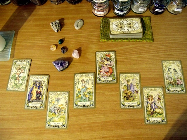 đặt câu hỏi khi bói bài Tarot