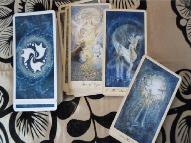 Tránh sử dụng câu hỏi đóng trong Tarot